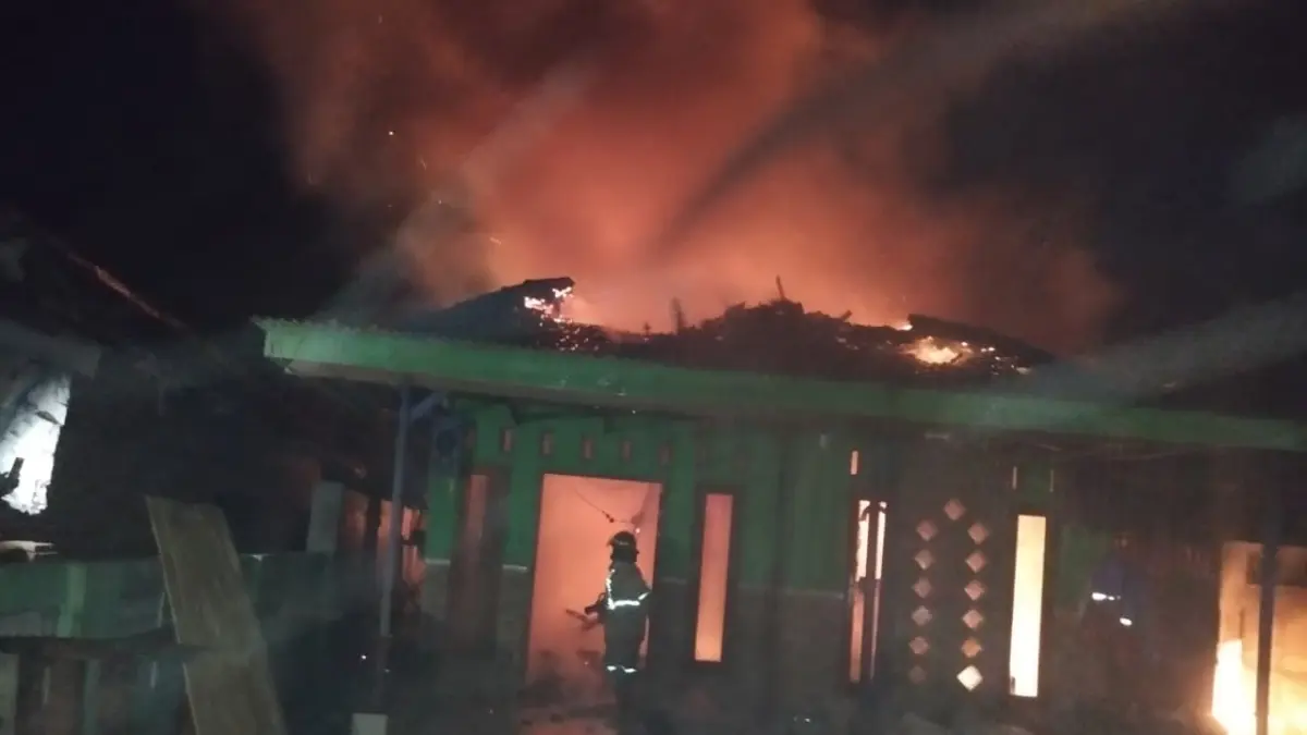 Kebakaran hebat melanda swbuah rumah  di Dusun/Desa Johowinong, Kecamatan Mojoagung, Jombang Rabu (15/7) malam.