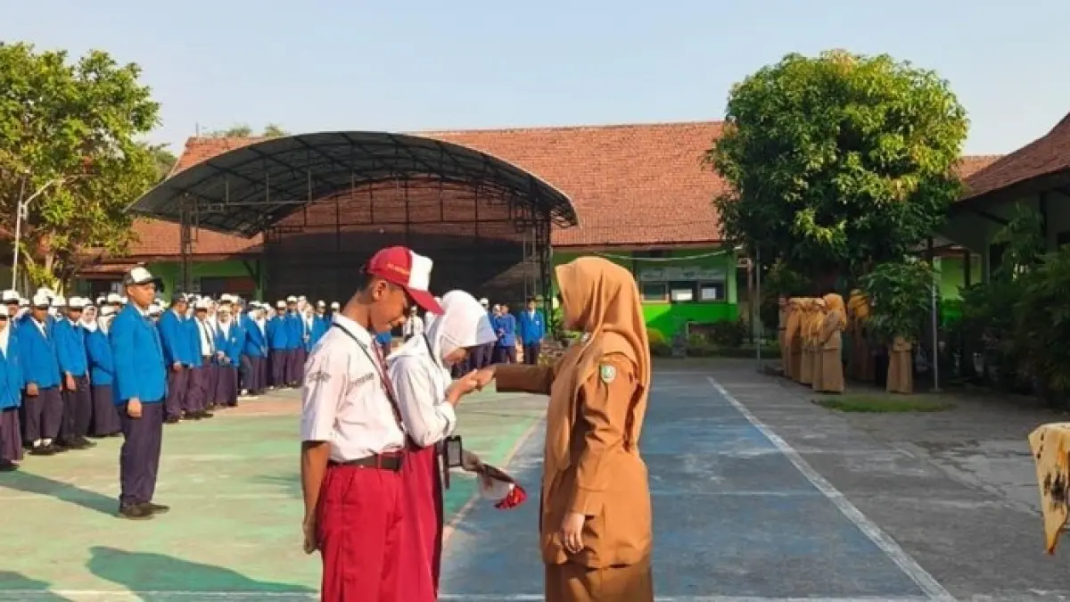KHIDMAT: Kepala SMPN 2 Gudo Nuril Hidayati SAg memimpin upacara pembukaan MPLS, Senin (13/7).