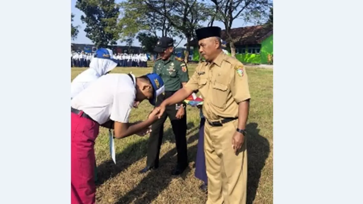 KREATIF: Kepala SMPN 2 Peterongan, Edy Purnomo MM, membuka MPLS, Senin (13/7). 