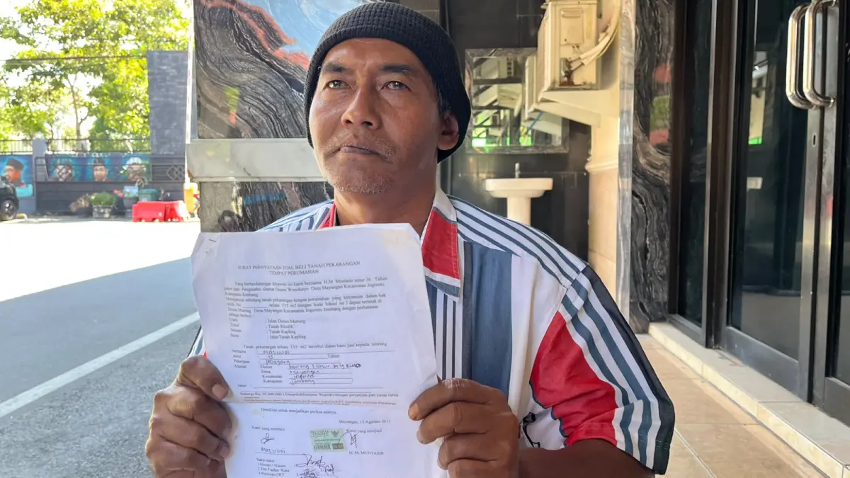 MENGADU: Masuudi, warga di Dusun Murong, Desa Mayangan, Kecamatan Jogoroto saat hendak konsultasi ke Polres Jombang, kemarin (15/7).
