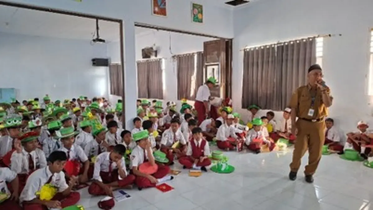 MENYENANGKAN: Para siswa merasa senang dan aman saat mengikuti MPLS di SMPN 1 Bareng, (13/7).