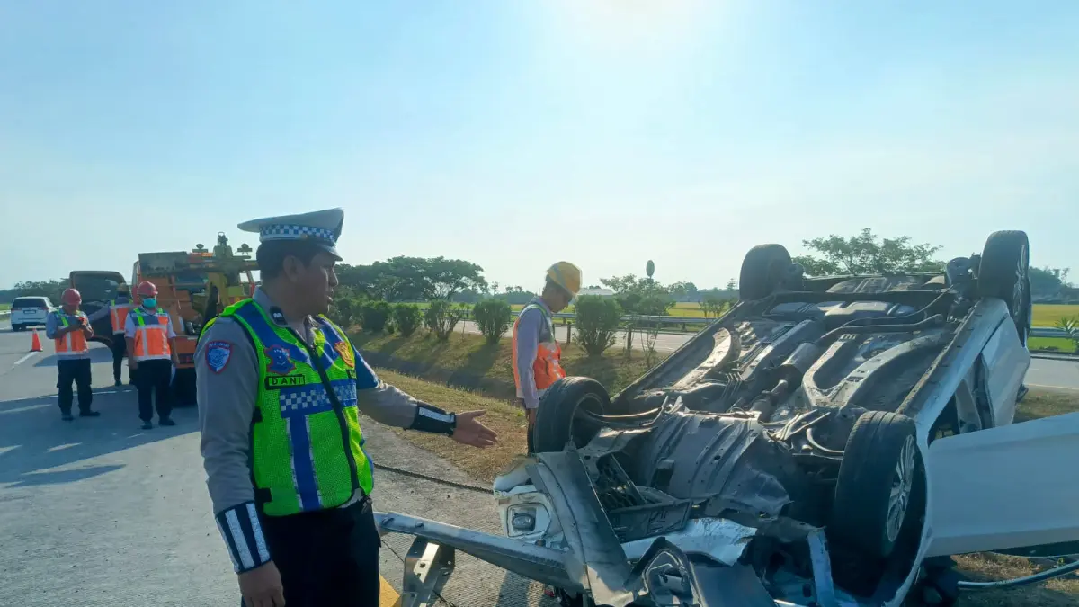 Petugas kepolisian melakukan olah kejadian perkara di lokasi kecelakaan