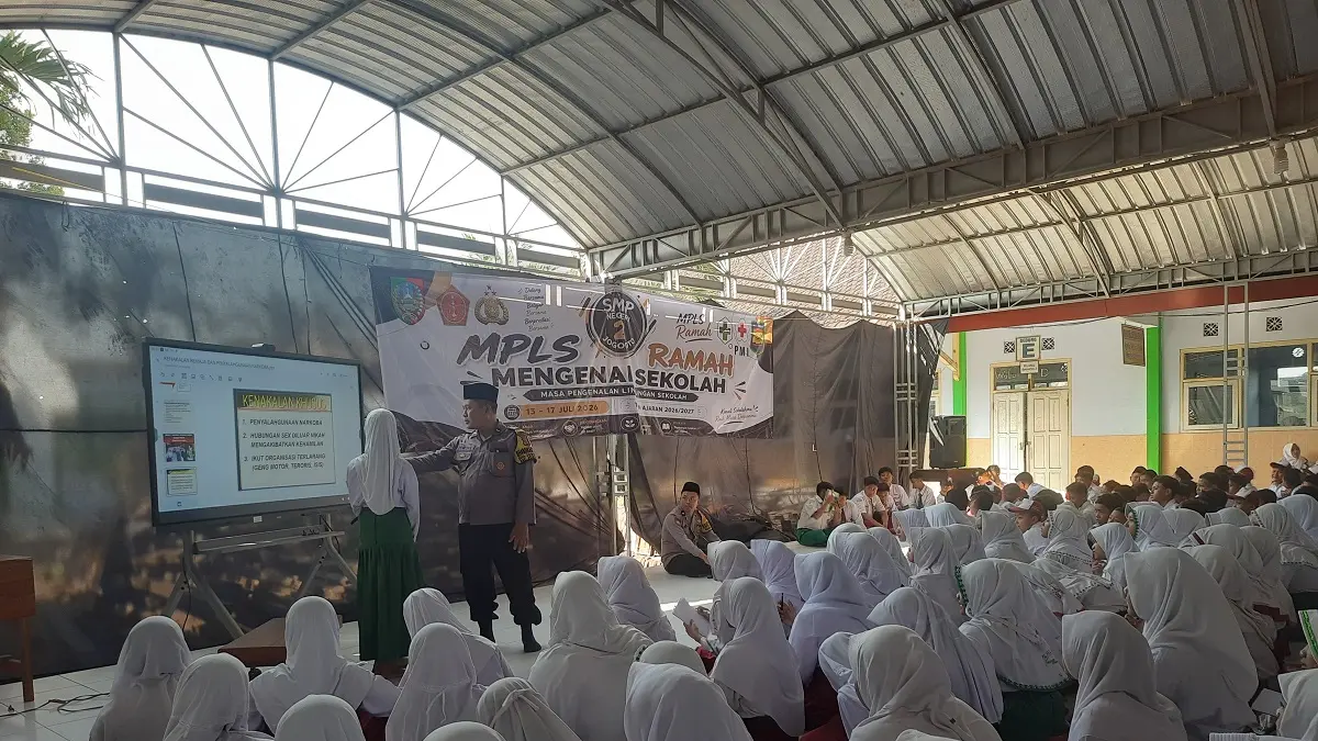 RAMAH: Penyampaian materi pencegahan penyalahgunaan NAPZA oleh Polsek Jogoroto di SMPN 2 Jogoroto, Senin (13/7). 

