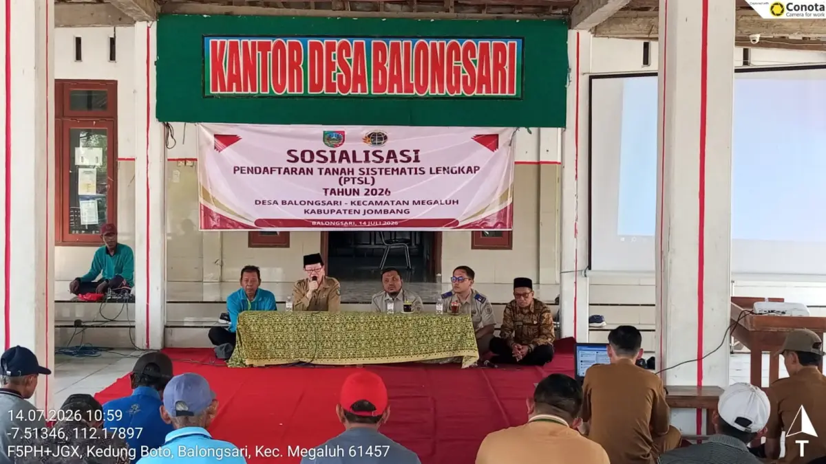 RESMI: Kepala Desa Balongsari Arifin memberikan arahan saat sosialisasi PTSL di Kantor Desa Balongsari, Selasa (14/7).