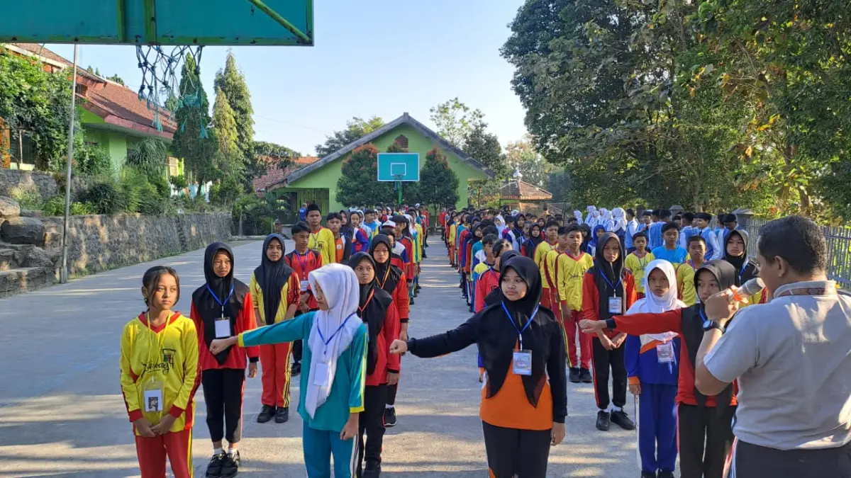SENANG: Siswa SMPN 1 Wonosalam mengikuti MPLS Ramah (13/7).
