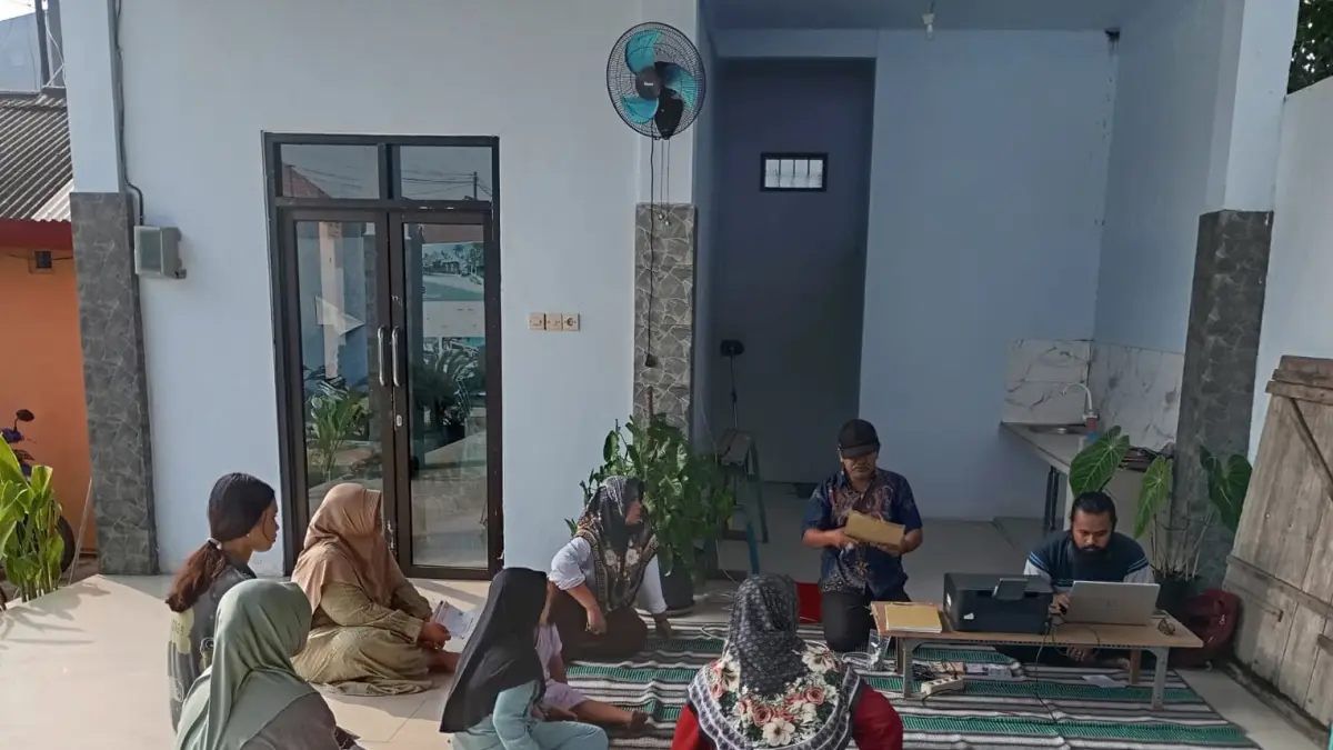 TERTIB: Jajaran perangkat Desa Tambakrejo melayani warga saat kegiatan jemput bola pembayaran PBB di Dusun Petengan, Sabtu (27/6) pagi.
