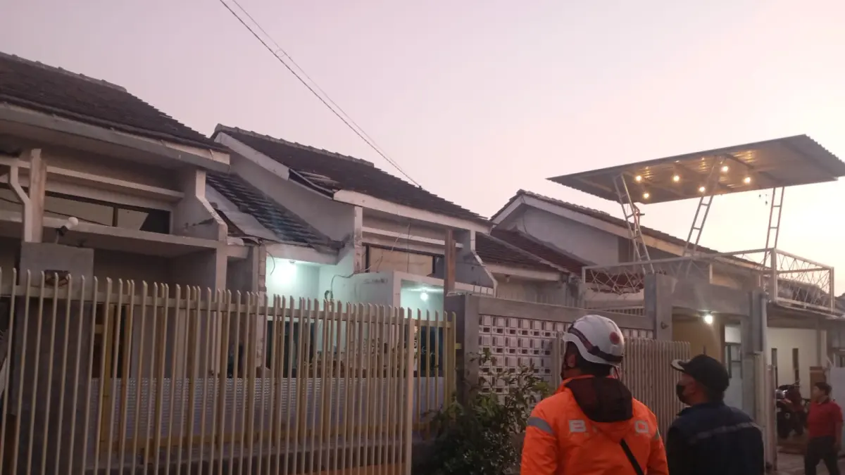 Tim BPBD Jombang saat melakukan kajian cepat angin kencang menerjang Dusun Banjaragung, Desa Banjaragung, Kecamatan Bareng, Rabu (15/7) sekitar pukul 12.30 WIB.