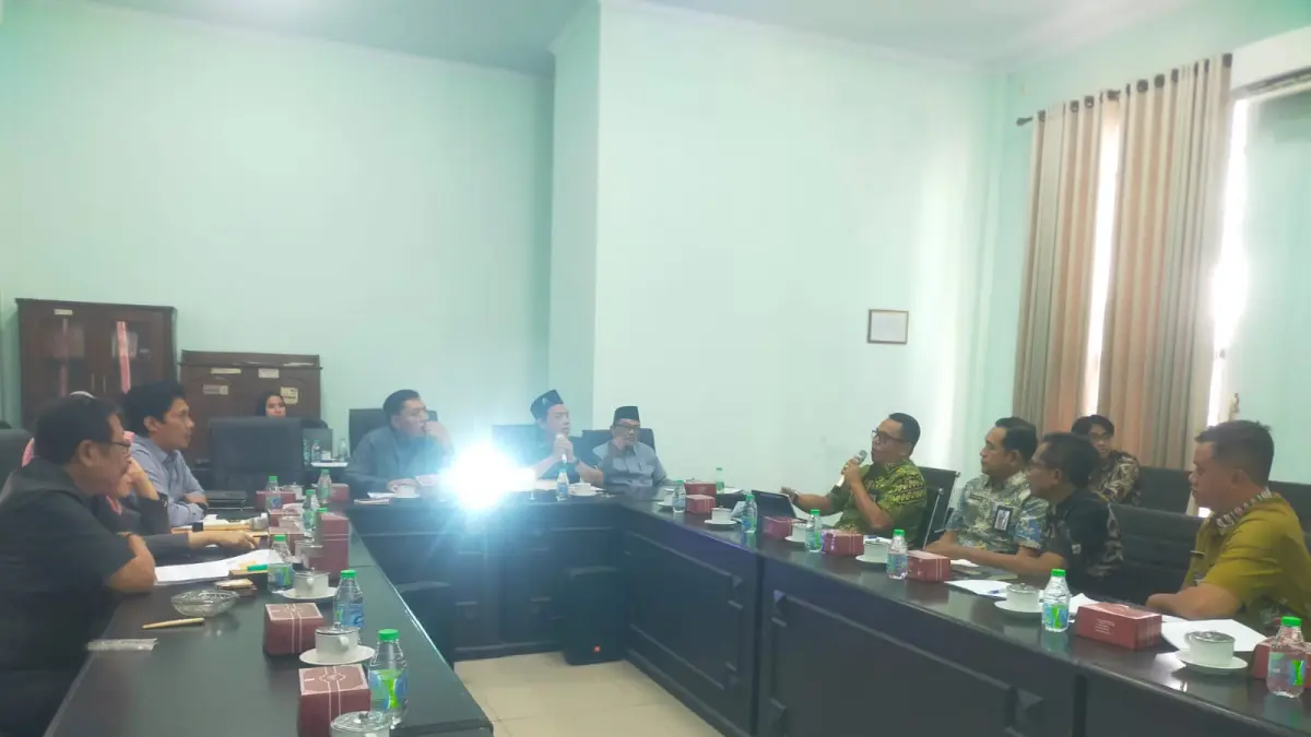 WARNING: Komisi C DPRD Jombang melakukan RDP dengan Dinas PUPR membahas progres proyek pembangunan APBD 2026.