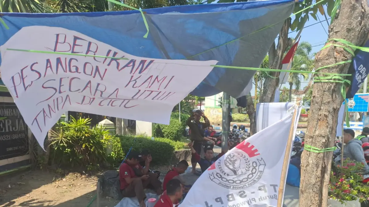 Buruh PT SGS Jombang mendirikan tenda di depan kantor Disnaker Jombang, Jumat (17/7) siang. 
