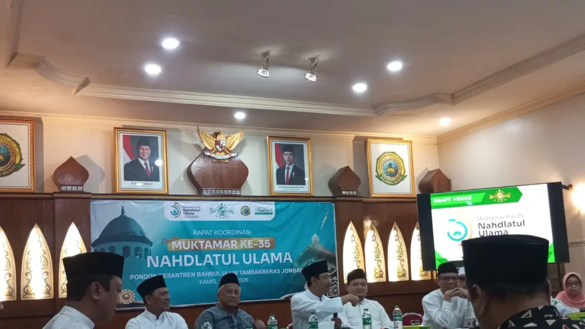 KOORDINASI: Ketua OC Muktamar ke-35 NU Saifullah Yusuf saat memimpin rapat koordinasi perdana digelar di Aula Yayasan Pondok Pesantren Bahrul Ulum Tambakberas, Jombang, Kamis (16/7).