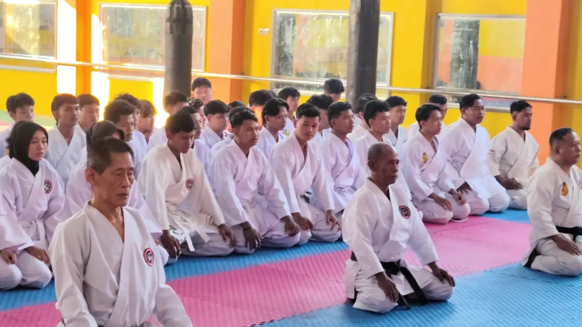 SEMANGAT: Ketua Harian Forki Jombang, Kwat Prayitno, memandu pelaksanaan UKT khusus mahasiswa di Dojo Mahameru, (7/7).