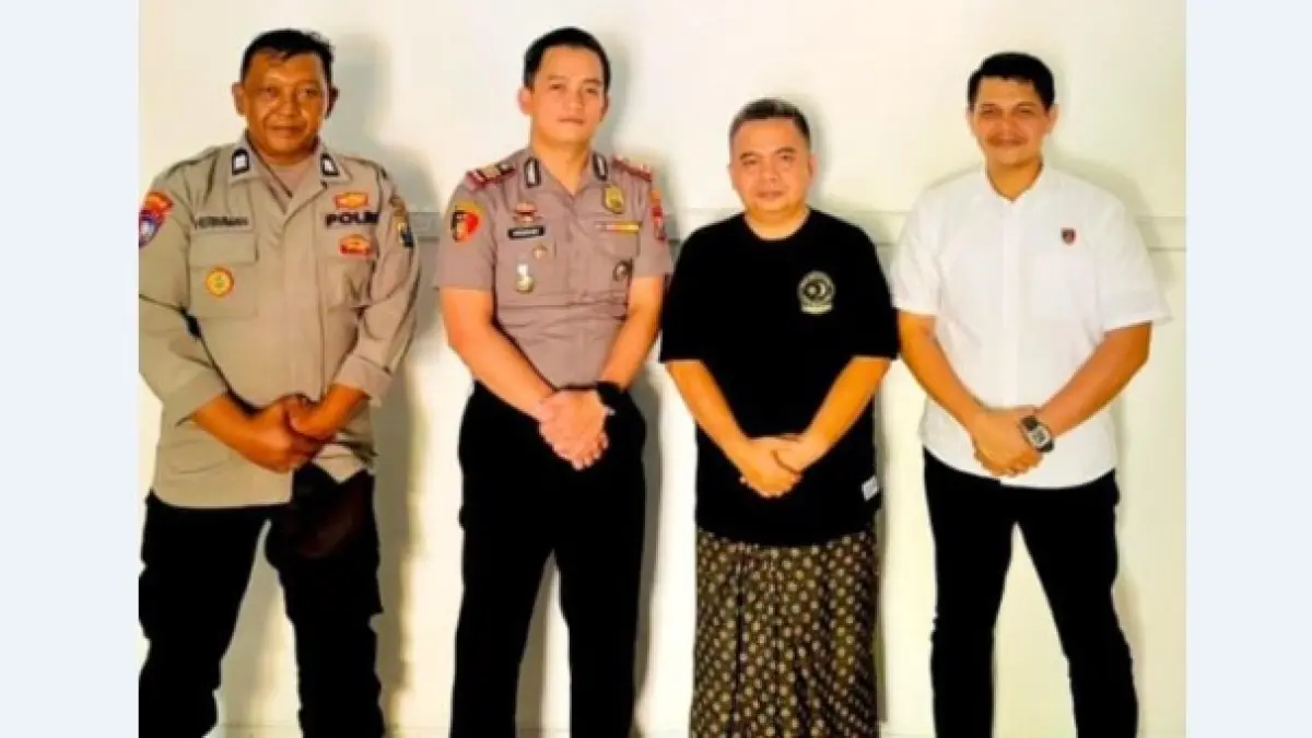
TELADAN: Wakil Ketua DPRD Jombang, HM Syarif Hidayatullah ST MMT (Gus Sentot), menerima Kasatreskrim AKP Magribi Agung Saputra dan Kapolsek Peterongan AKP Hidayaturrachman, Kamis (16/7).
