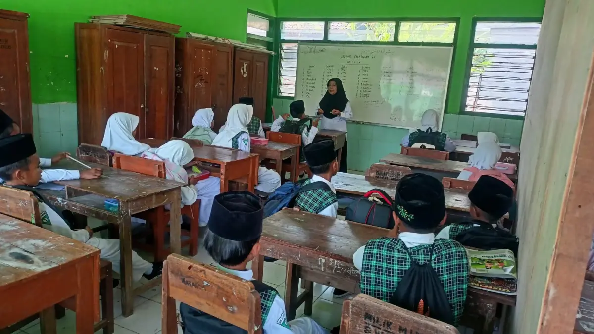 Siswa dan siswi MIN 2 Jombang harus belajar di ruangan perpustakaan dan musala karena sekolahnya terbakar