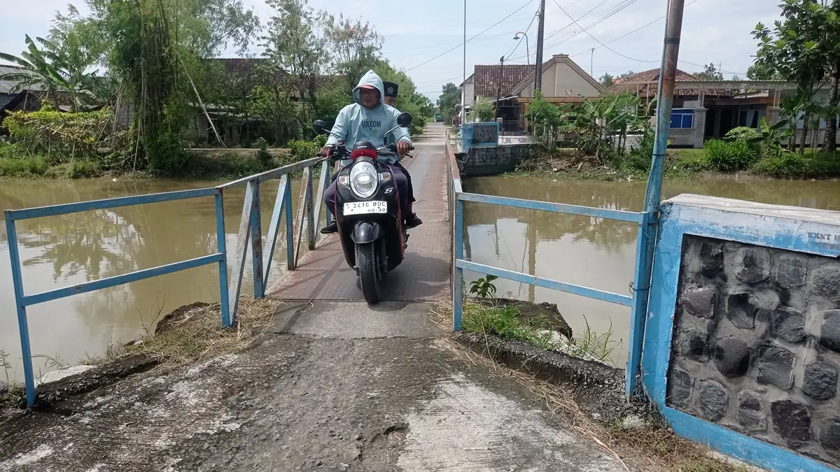 CEK LOKASI: Dinas Perkim bersama pihak penyedia survei lokasi jembatan di Desa Kudubanjar, Kecamatan Kudu, (16/7).