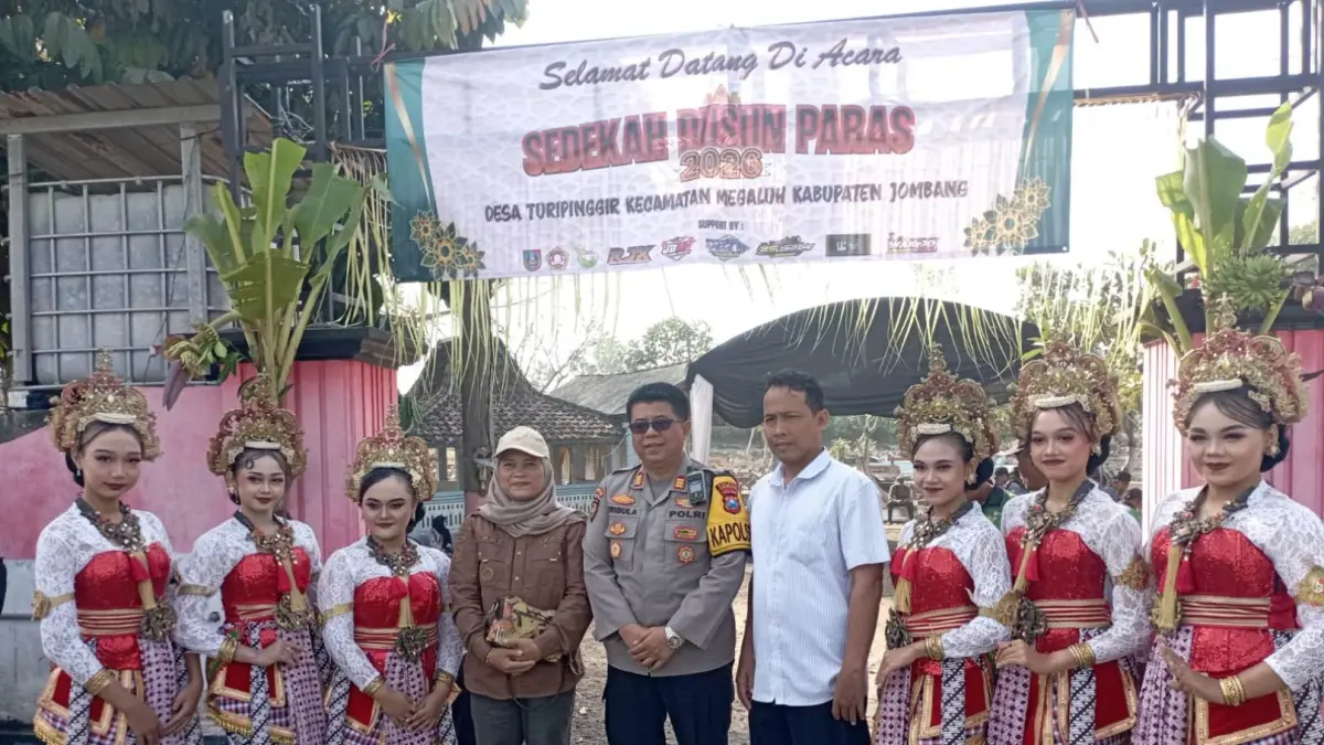 JAGA TRADISI: Jajaran Forkopimcam Megaluh saat menghadiri kirab budaya sedekah bumi Dusun Paras, Desa Turipinggir, Jumat (19/6) pagi.