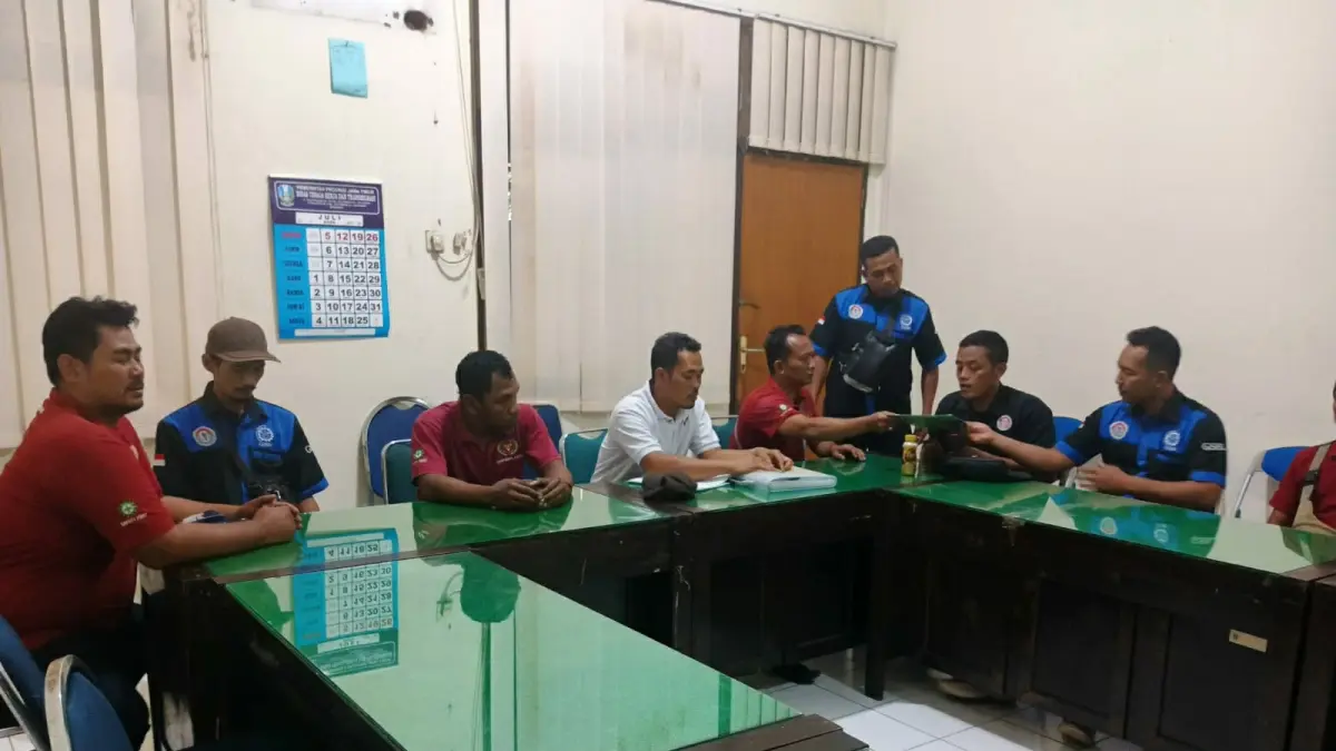 MEDIASI: Perwakilan buruh mengikuti mediasi di Kantor Dinas Ketenagakerjaan (Disnaker) Provinsi Jawa Timur, Jumat (17/7).