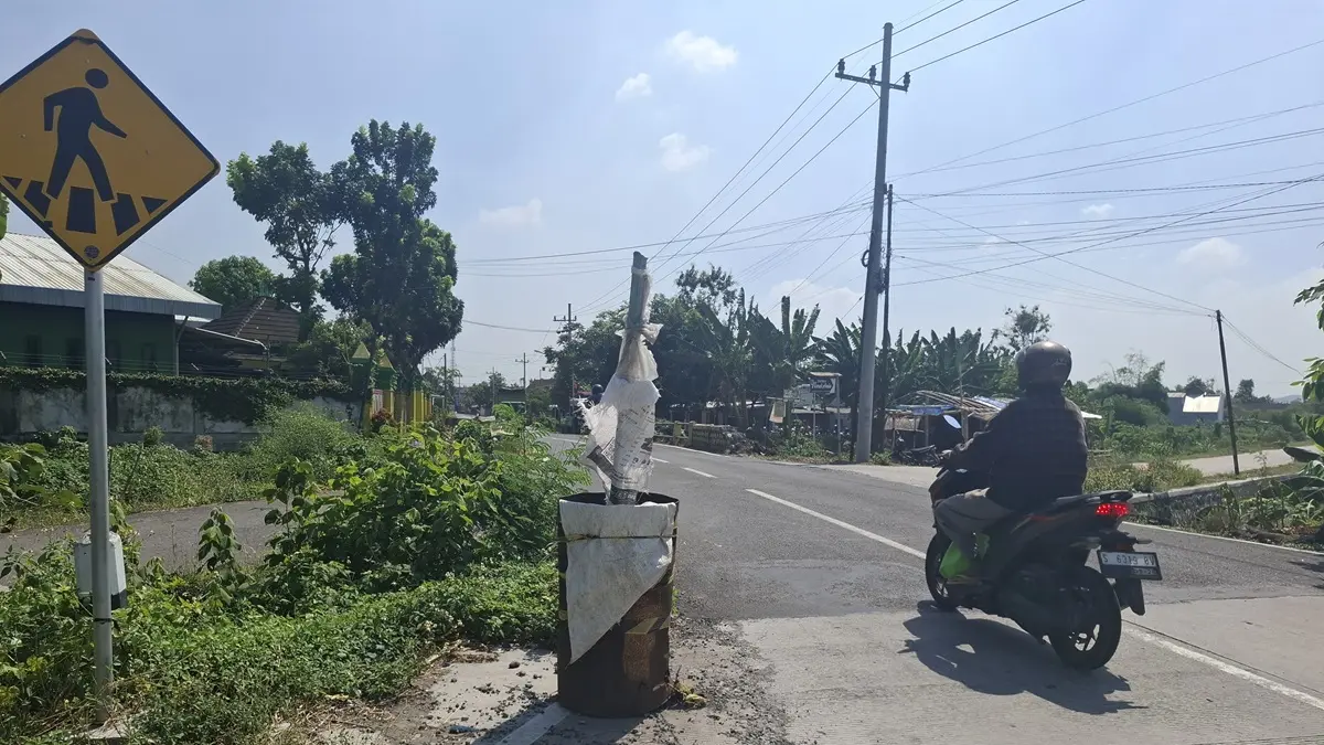 
MENYEMPIT: Jembatan di ruas Kabuh-Tapen penunjang Kawasan Industri Utara Brantas masih sempit dan berpotensi jadi lokasi bottleneck atau kemacetan.
