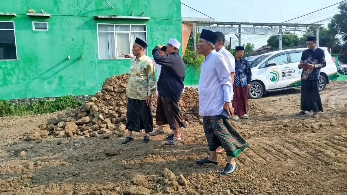 PANTAU: Ketua Steering Committee (SC) Muktamar ke-35 NU yang juga Katib ‘Aam PBNU, KH Ahmad Said Asrori, meninjau kawasan Pondok Pesantren Bahrul Ulum, Sabtu (18/7).