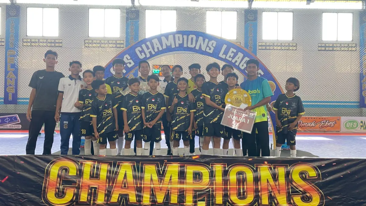 JUARA: Official dan pemain SDN Gadingmangu 2 Perak menerima trofi juara turnamen Grassroots OFS League 2026, Minggu (5/7) siang.