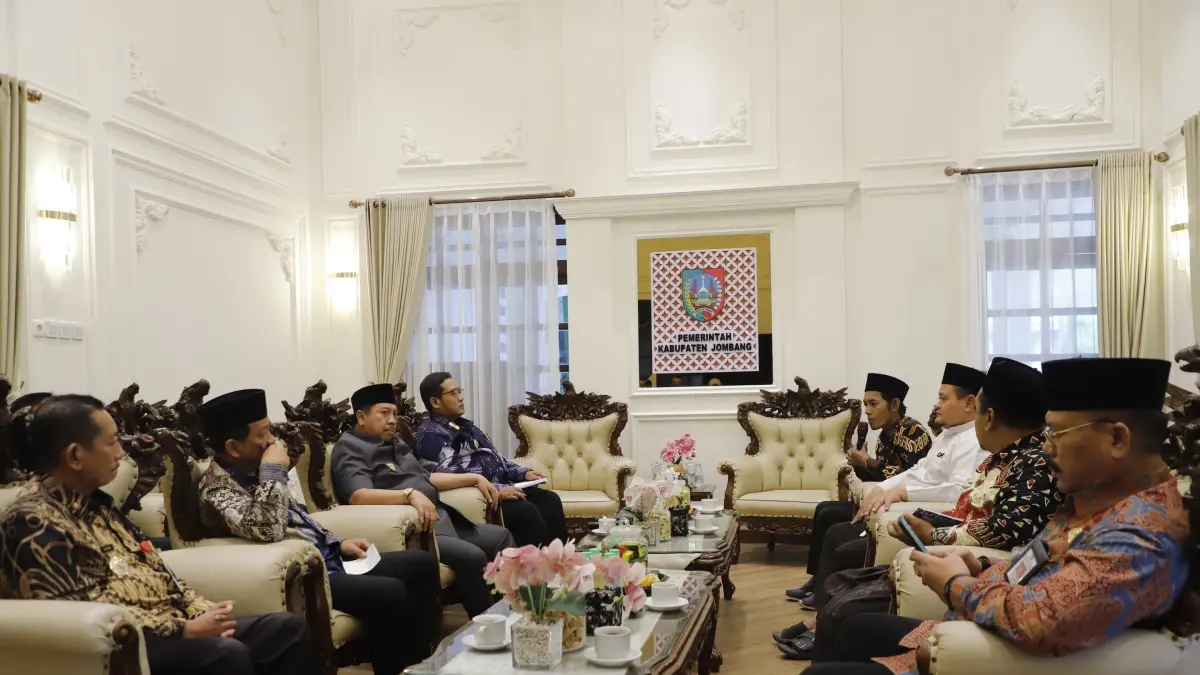 RAKOR: Bupati Jombang Warsubi, Wabup Salmanudin dan Sekdakab Agus Purnomo saat rapat koordinasi dengan panitia lokal Muktamar NU di Swagata Pendopo Jombang, Kamis (16/7). 