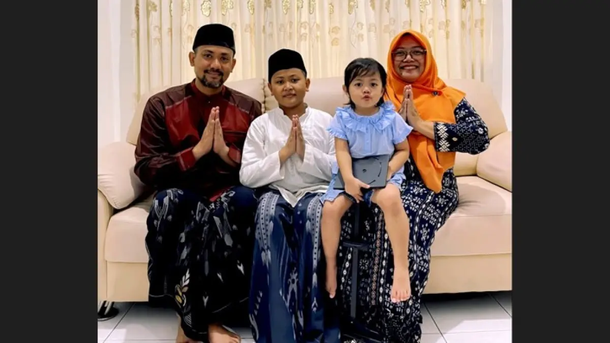 BAHAGIA: Febrianti Indriana bersama keluarga tercinta. 