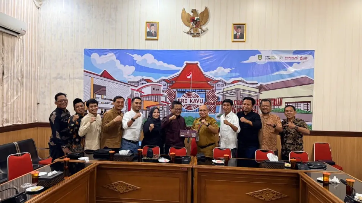 BELAJAR: Komisi B DPRD Jombang saat kunjungan kerja ke Dinas Koperasi, UMKM dan Perindustrian Kota Surakarta, Selasa (21/7)