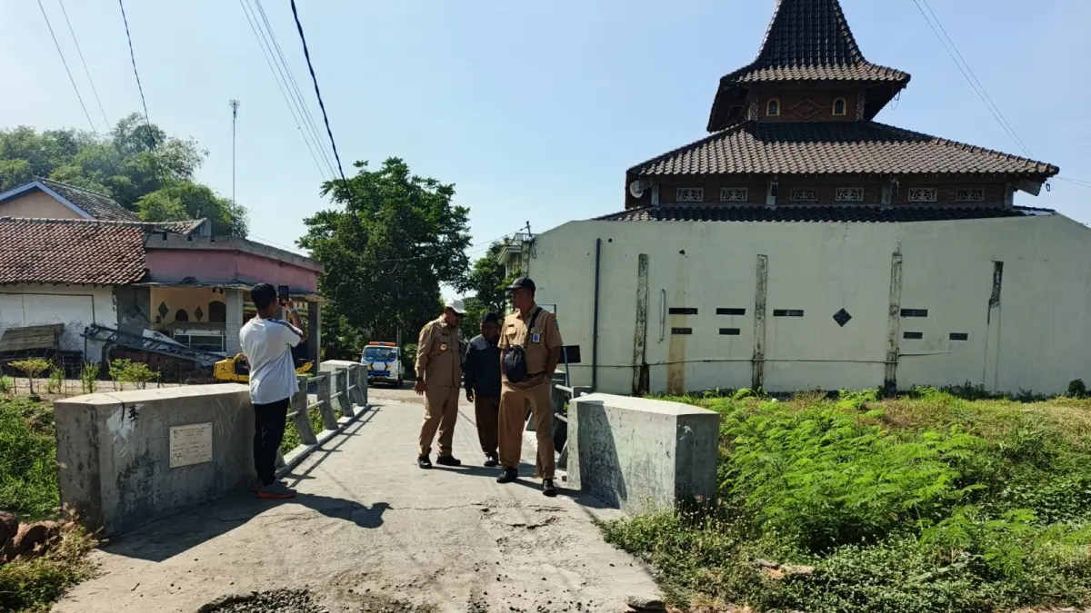 DIKEBUT: Tim Dinas PUPR Jombang memperbaiki kondisi jalan dan saluran di kawasan Pondok Pesantren Bahrul Ulum Tambakberas, kemarin (21/7).