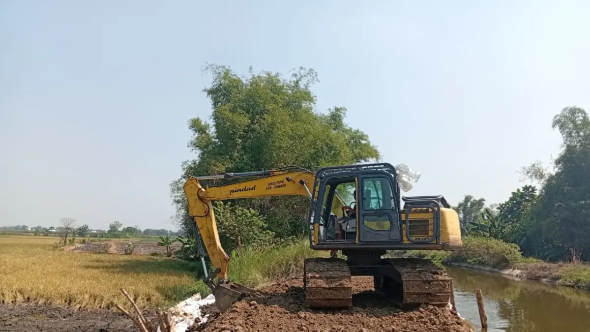 Dinas Pekerjaan Umum dan Penataan Ruang (PUPR) Kabupaten Jombang memanfaatkan debit air yang mulai surut untuk melakukan penanganan tanggul kritis dan normalisasi sungai