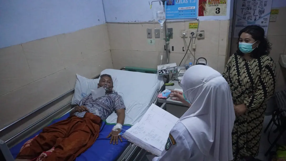 DIRAWAT: Pasien pneumonia mendapat perawatan di RSUD Jombang Selasa (21/7).