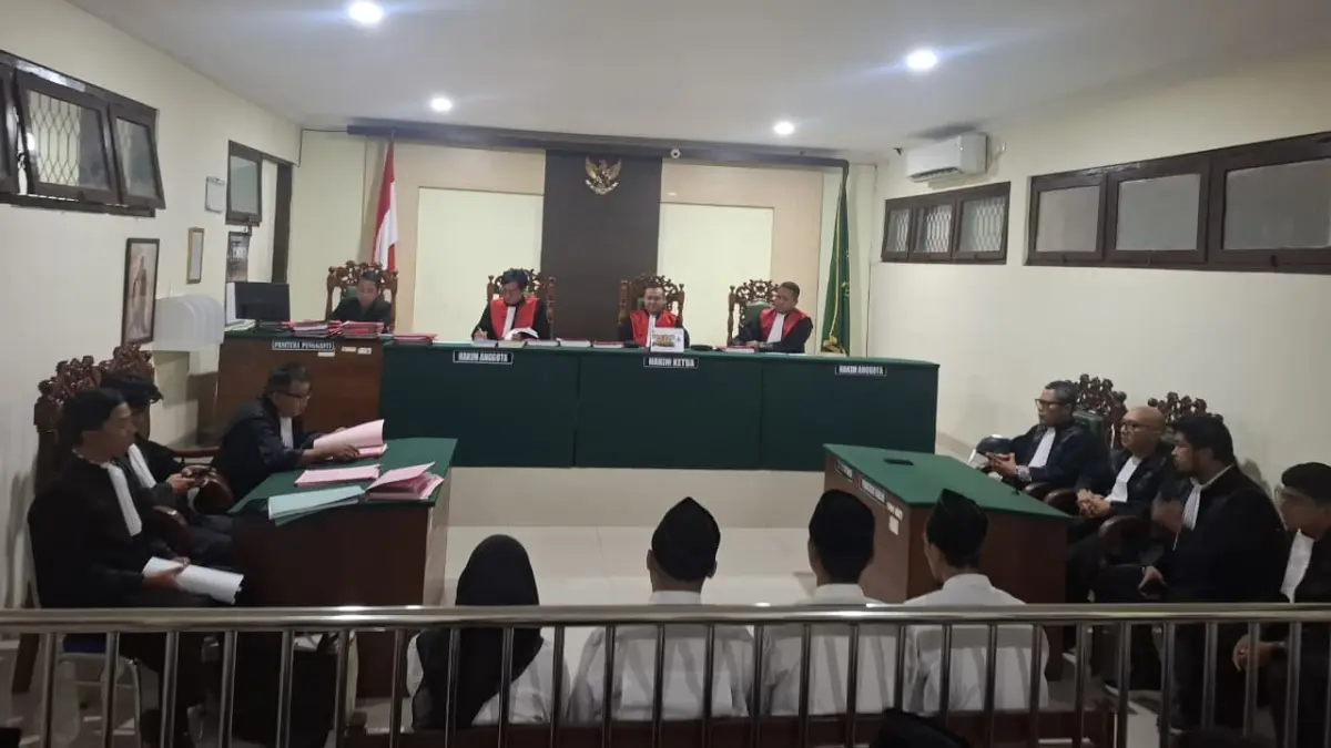 Empat terdakwa kasus greenhouse ganja di Desa Mojongapit, Kecamatan Jombang menjalani sidang pembacaan tuntutan di Pengadilan Negeri (PN) Jombang, Selasa (21/7) siang.