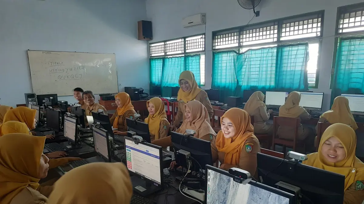 FOKUS: Kepala SMPN 3 Jombang, Wiwik Astutik, mengerjakan sulingjar bersama dengan guru SMPN 3 Jombang di laboratorium komputer, Selasa (21/7).