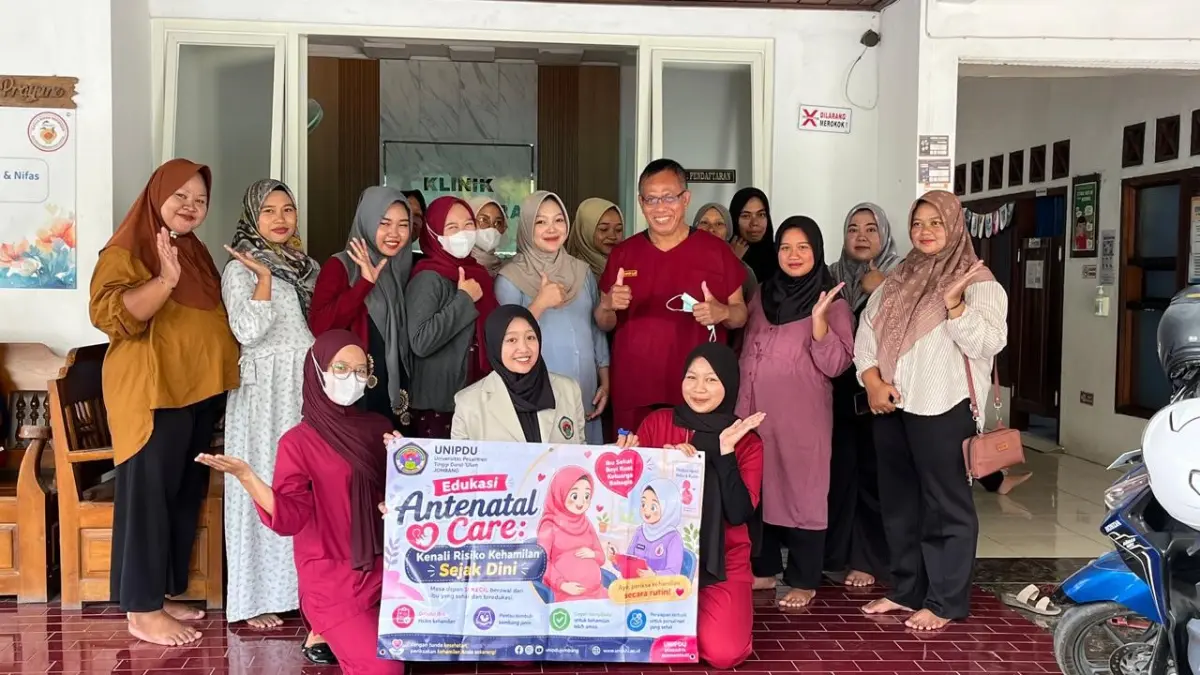 Mahasiswa Program Studi Magister Kesehatan Masyarakat Pascasarjana UNIPDU Jombang menggelar kegiatan Pengabdian kepada Masyarakat (Pengabmas) di Klinik Pratama Almaghfira, wilayah perifer utara Kabupaten Madiun, Sabtu (27/6).