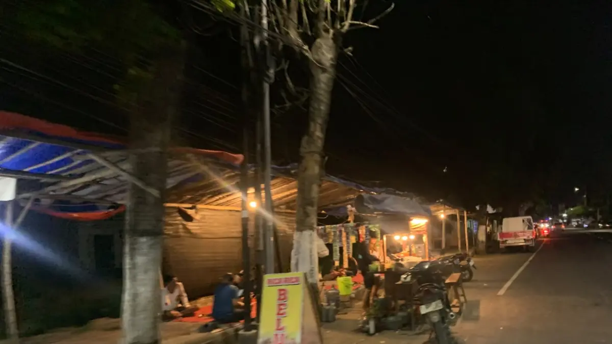 Penjaga Pedagang Angkringan di Jombang tampak mengenakan pakaian sexy