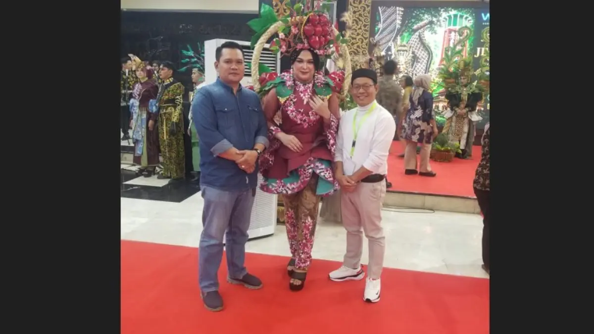 POTENSI UNGGULAN: Kepala Desa Gondangmanis Luqman Hakim (paling kiri) saat pelaksanaan Jombang Fashion Showcase Road to WACI JFC 2026 di Pendopo Kabupaten Jombang, Jumat (17/7) malam.