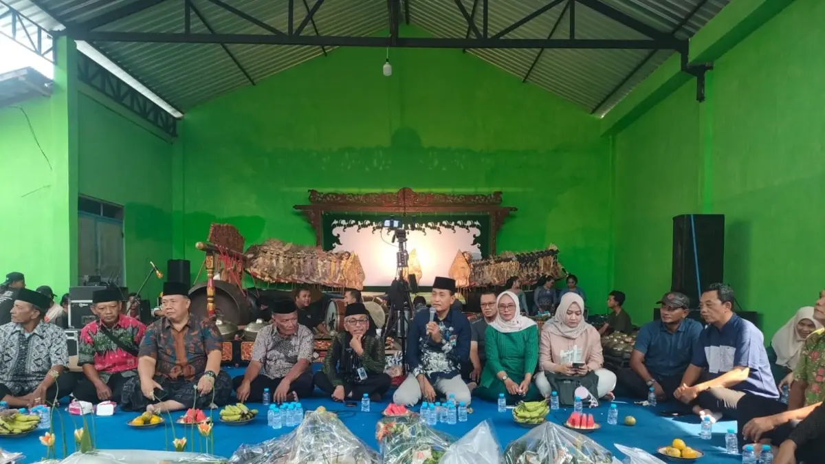 TELADAN: Camat Jombang Muchtar memberikan sambutan saat acara sedekah bumi di area makam lingkungan Kwijenan, Sabtu (11/7).