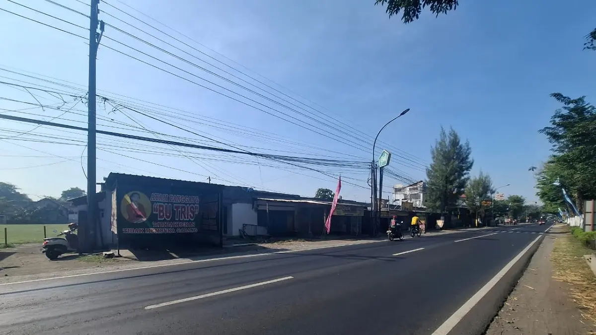 DIBONGKAR: – Pemkab Jombang akan membongkar dua ruko di Tambakberas untuk memperlebar akses masuk menuju Lapangan Untung Suropati, (21/7).