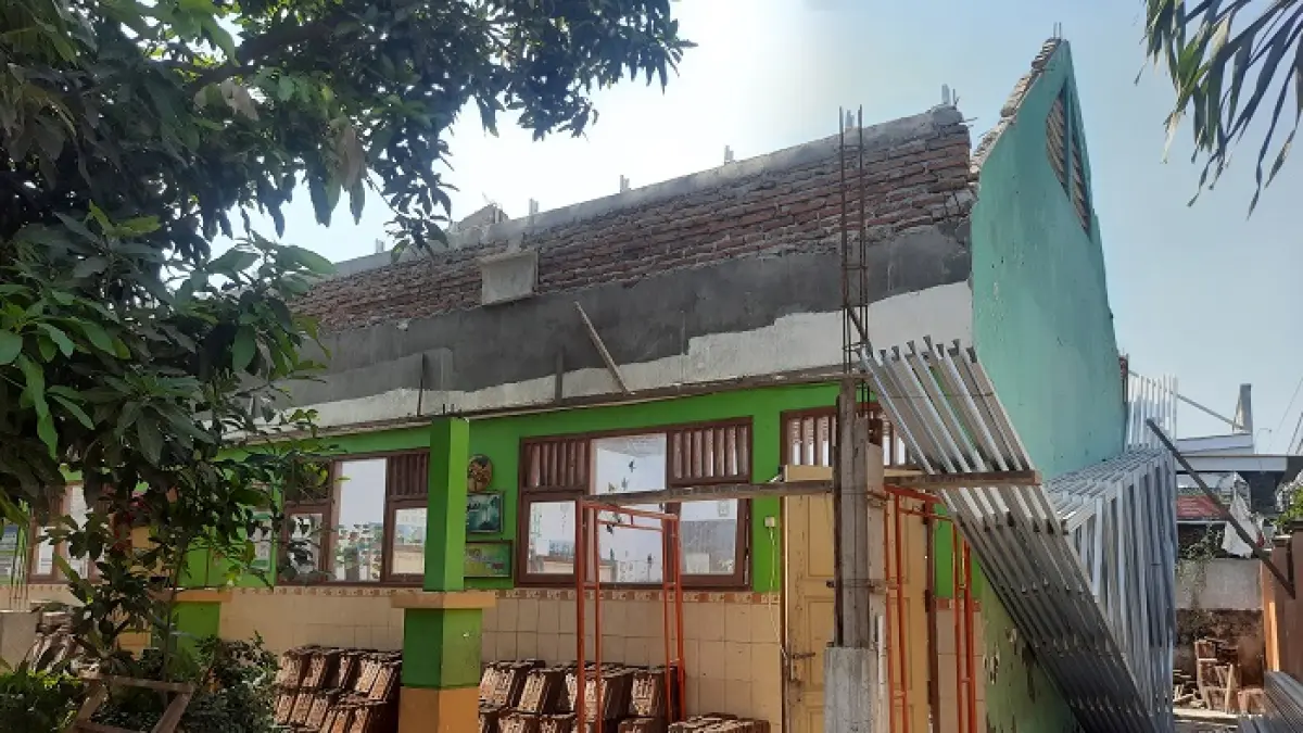 PROSES REHAB: Kegiatan rehabilitasi di SDN Jarak 1 Kecamatan Jogoroto, (9/7).