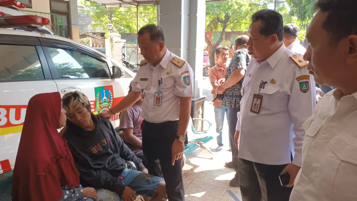 Sekdakab Jombang Agus Purnomo saat menjenguk keluarga korban di paviliun RSUD Jombang, Rabu (22/7) pagi. 