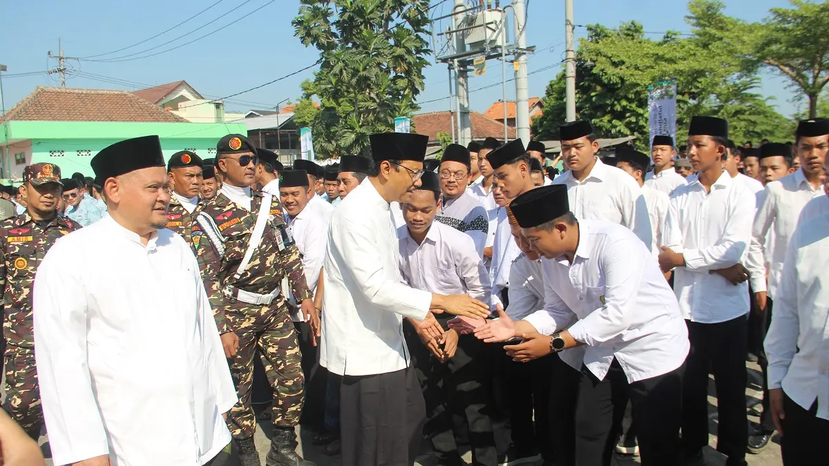 SIAGA: Ribuan panitia lokal saat mengikuti apel di Gedung Serbaguna (GSG) KH Hasbullah Said, PPBU Tambakberas, Rabu (22/7). 