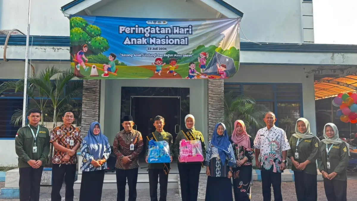 BERMAKNA: Upacara hari anak nasional di halaman kantor DPPKB-PPPA Kabupaten Jombang, Kamis (23/7).
