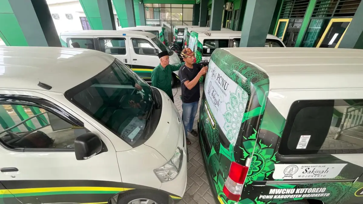 CAR WRAPPING: Ketua Tanfidziyah PCNU Kabupaten Mojokerto H Abdul Muchid memantau proses branding Mobil Layanan Umat, di kantor PCNU Kabupaten Mojokerto, Rabu (22/7).
