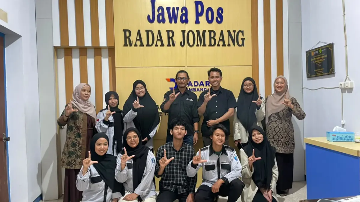 Mahasiswa Universitas Pesantren Tinggi Darul Ulum (Unipdu) Jombang berkesempatan melihat langsung proses produksi berita saat berkunjung ke kantor Jawa Pos Radar Jombang, Rabu (22/7). 
