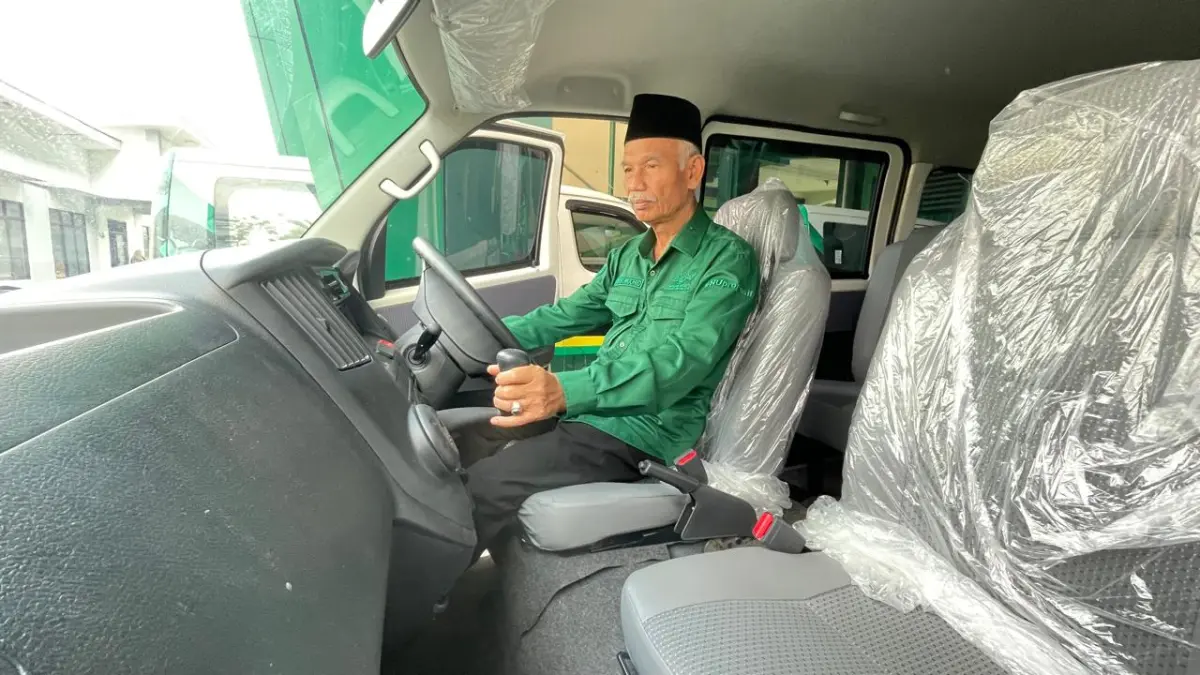 MOBIL BARU: Ketua Tanfidziyah PCNU Kabupaten Mojokerto H Abdul Muchid mencoba ruang kemudi Mobil Layanan Umat, di kantor PCNU Kabupaten Mojokerto, Jalan RA Basuni, Kecamatan Sooko, Rabu (22/7).