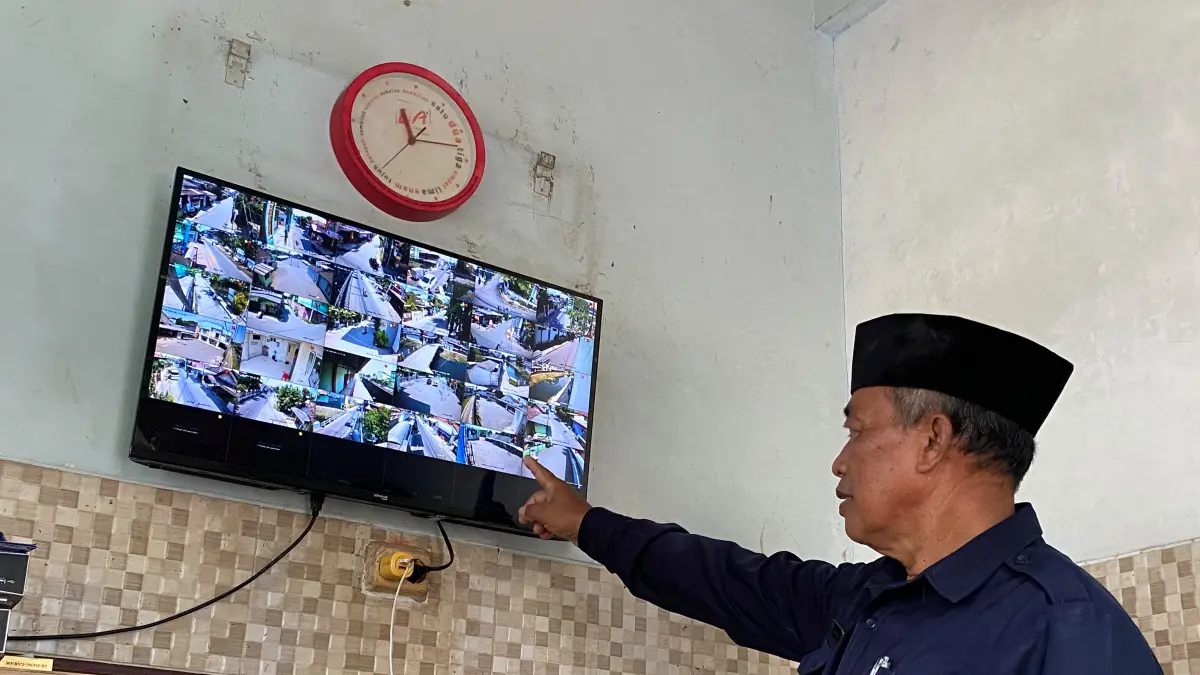 PANTAU: Petugas keamanan memantau CCTV yang berada di area Pondok Pesantren Bahrul Ulum Tambakberas, Kamis (23/7).