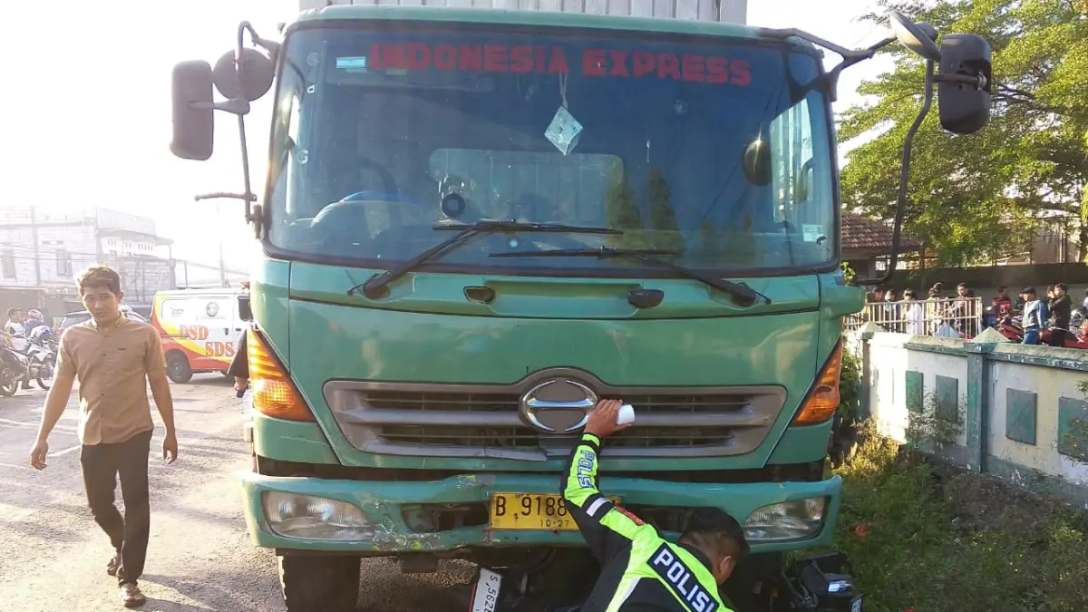  Satlantas Polres Jombang menetapkan ABD, 24, sopir truk Hino bermuatan minuman kemasan jenis jelly drink, sebagai tersangka dalam kecelakaan beruntun di Jalan Raya Desa Janti, Kecamatan Jogoroto.&nbsp;