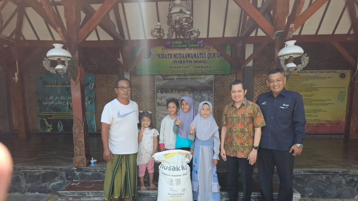 SINERGI: PT SGN PG Djombang Baru bersama Serikat Pekerja menyalurkan bantuan kepada warga sekitar pabrik