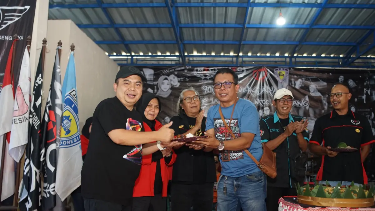 TELADAN: Wakil Ketua DPRD Jombang, HM Syarif Hidayatullah ST MMT (Gus Sentot), menghadiri ulang tahun ke-9 Mobil Timor Community (MTC) Jombang di wisata Sumber Celeng, Bulurejo, Diwek, Minggu (12/7).