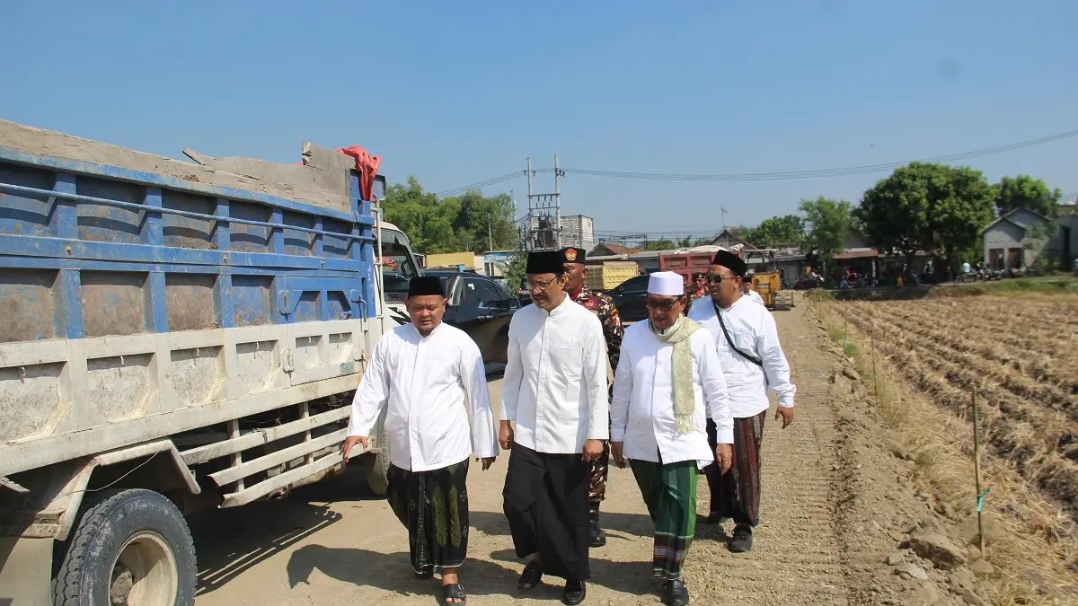 TINJAU LAHAN: Ketua Organizing Committee (OC) Muktamar ke-35 NU, Saifullah Yusuf, meninjau proses pengurukan lahan parkir di Tambakberas, Rabu (22/7).
