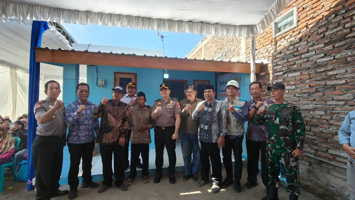 PLN UP3 Mojokerto melalui Yayasan Baitul Maal (YBM) PLN kembali menghadirkan program Light Up The Dream dengan memberikan sambungan listrik gratis kepada warga kurang mampu. Kali ini, bantuan diberikan kepada Mbah Sojo, warga Desa Sugihwaras, Kecamatan Bagor, Kabupaten Nganjuk, Kamis (23/7).