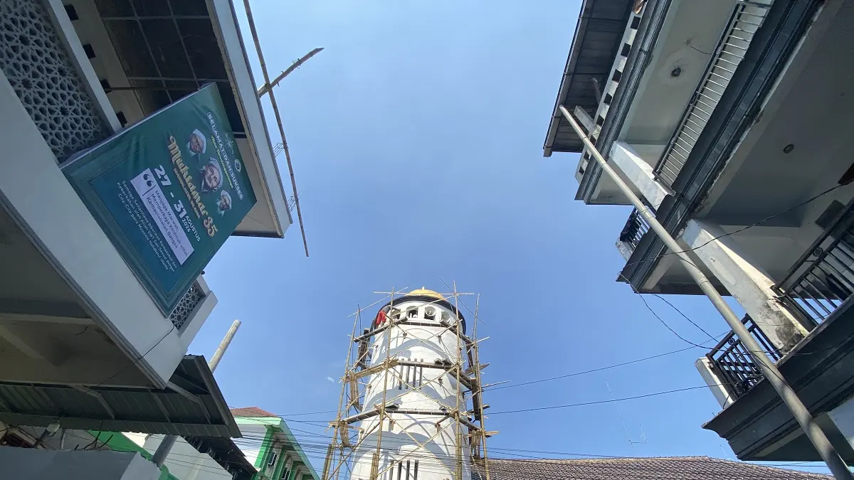 DIPERSOLEK: Sejumlah pekerja saat mengebut pengecatan Menara bersejarah di kompleks Pondok Pesantren Bahrul Ulum (PPBU) Tambakberas, kemarin (24/7).